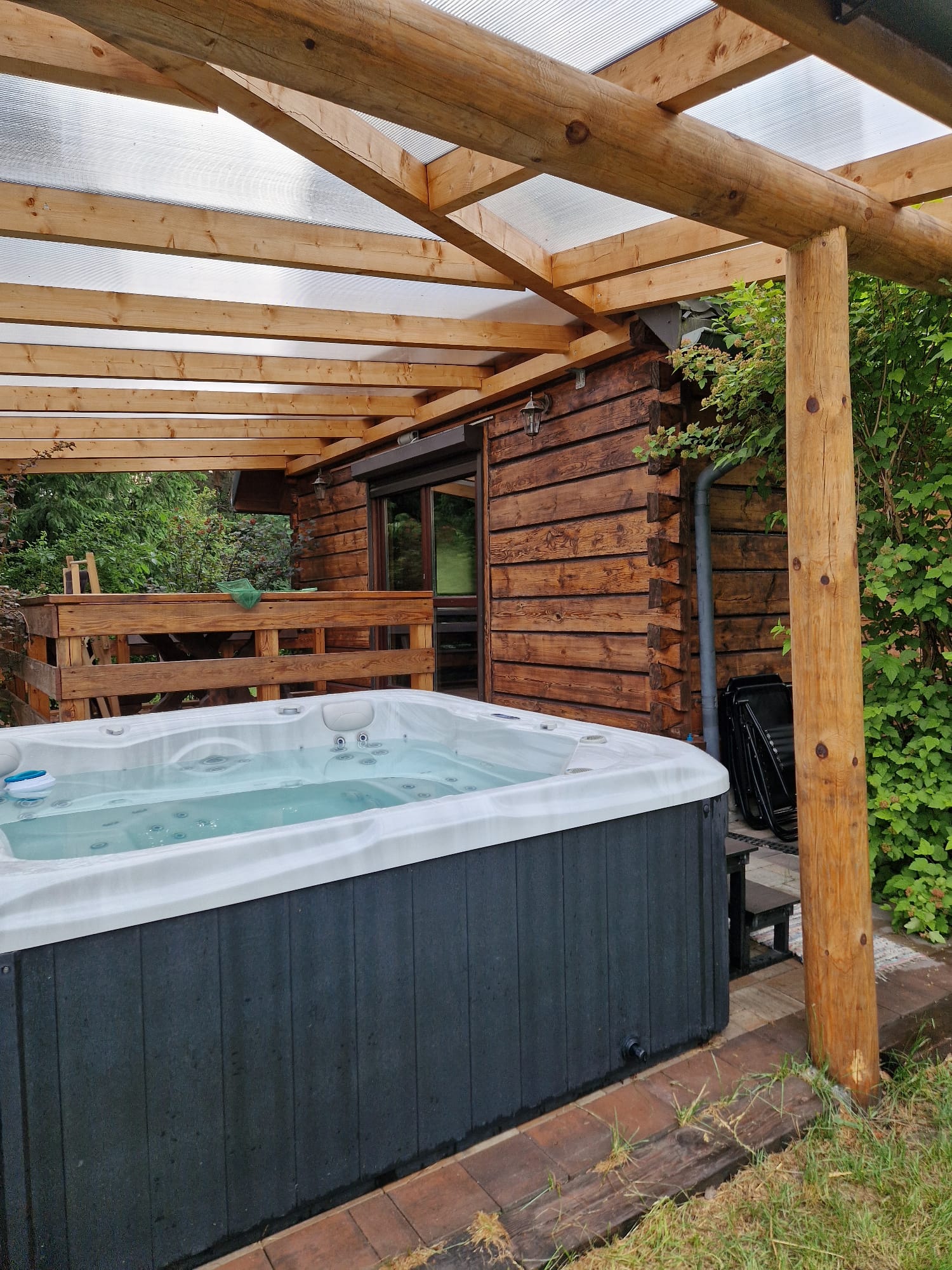 Jacuzzi przy drewnianym domu Ostoja Roztocza
